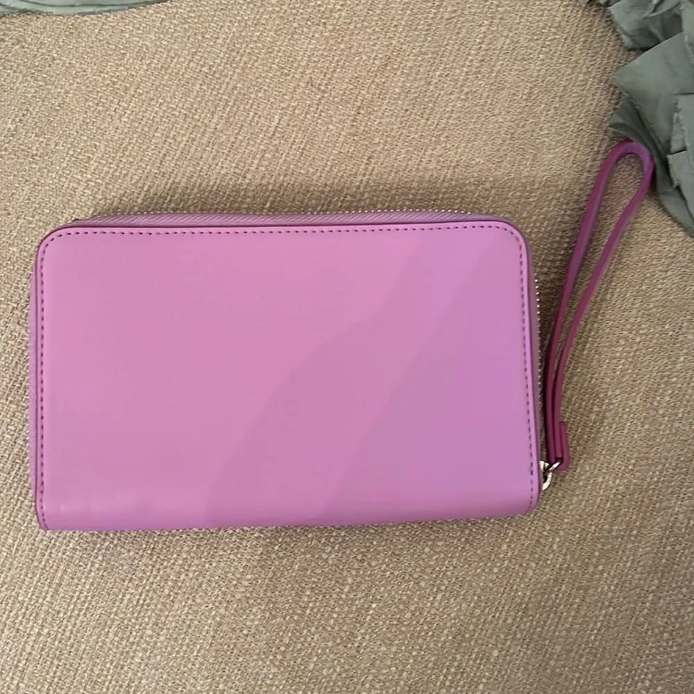 Vera Bradley EUC Lavendar Wristlet Wallet